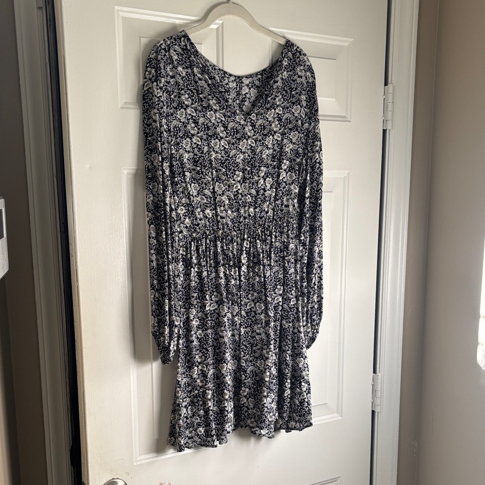 Banana Republic Black & White Floral V-Neck Long Sleeve Dress